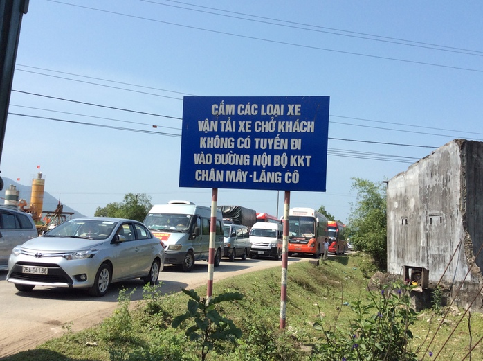 Nhiều xe chen chúc qua lại trên Quốc lộ 1 đoạn qua xã Lộc Tiến, huyện Phú Lộc