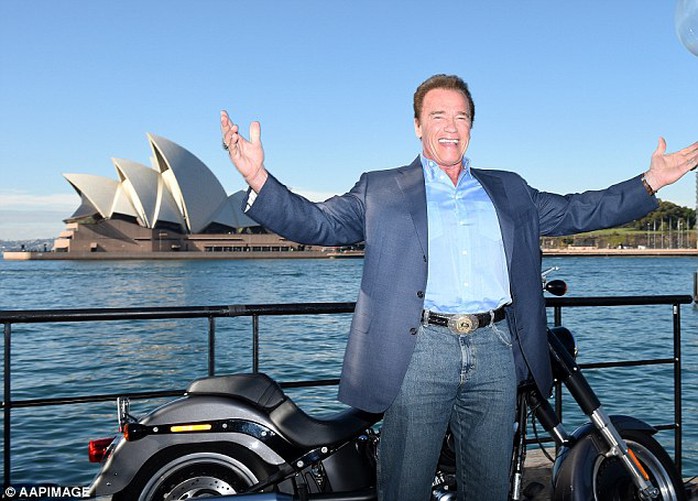 Arnold Schwarzenegger trước biểu tượng Sydney