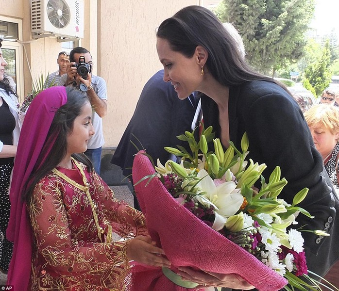 Angelina Jolie nhận hoa chào đón