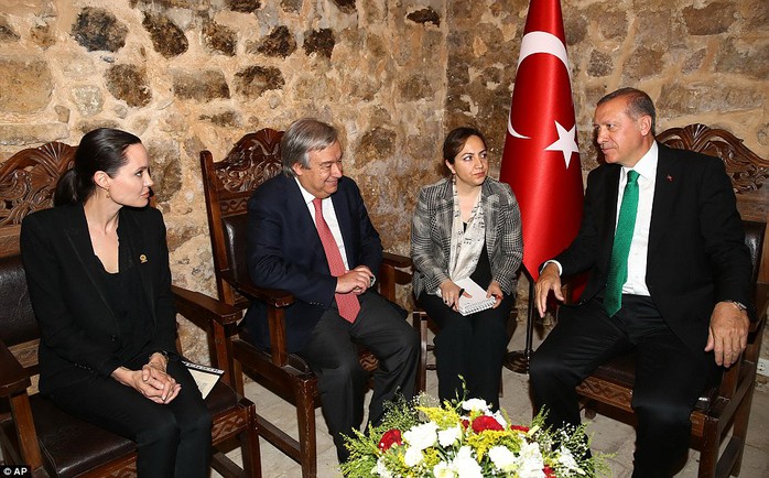 Và thảo luận với Tổng thống Thổ Nhĩ Kỳ Recep Tayyip Erdogan (phải)