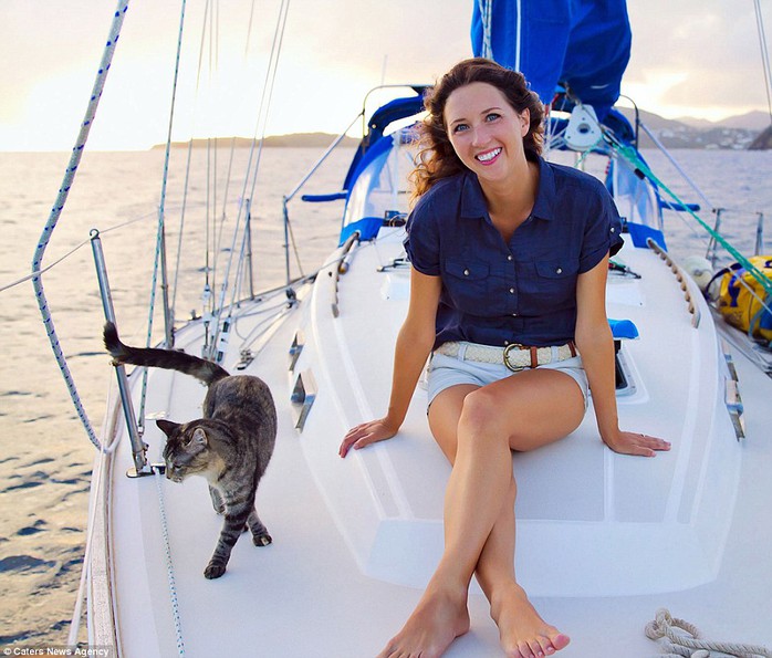 Chị Jessica Johnson và chú mèo Georgie. Ảnh: Caters New Agency