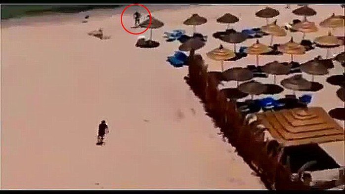Đoạn video cho thấy Mahdi theo sau tay súng trên bãi biển. Ảnh: Daily Mail