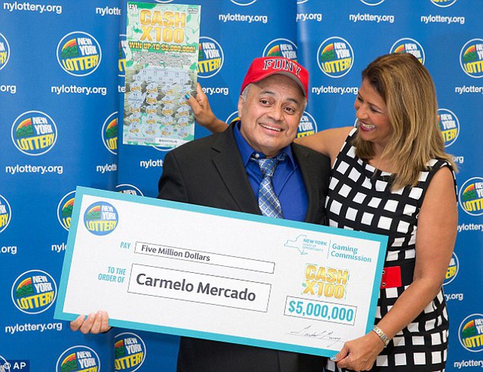 Ông Carmelo Mercado trúng 5 triệu USD. Ảnh: AP