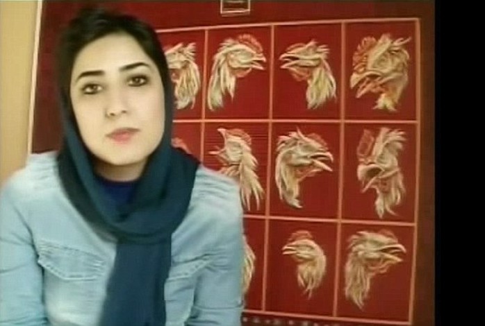 Atena Farghadani, 29 tuổi, bị buộc tội thiếu đứng đắn sau khi bắt tay nam luật sư