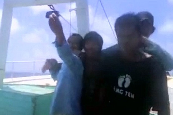 Những kẻ nổ súng trên tàu chụp ảnh. Ảnh: Daily Mail