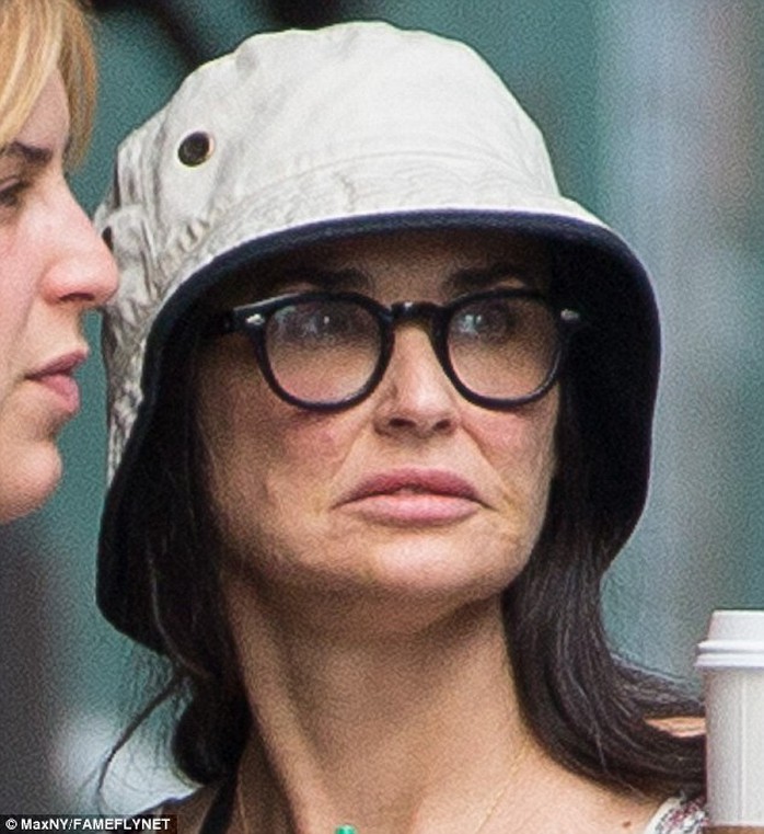 Demi Moore trông già nua so với tuổi 52