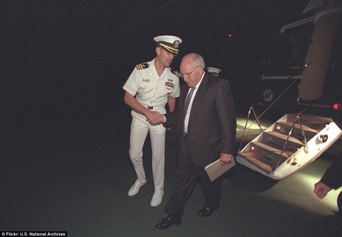 Đêm đó, ông Cheney và vợ đã lên trực thăng để đến một địa điểm bí mật.