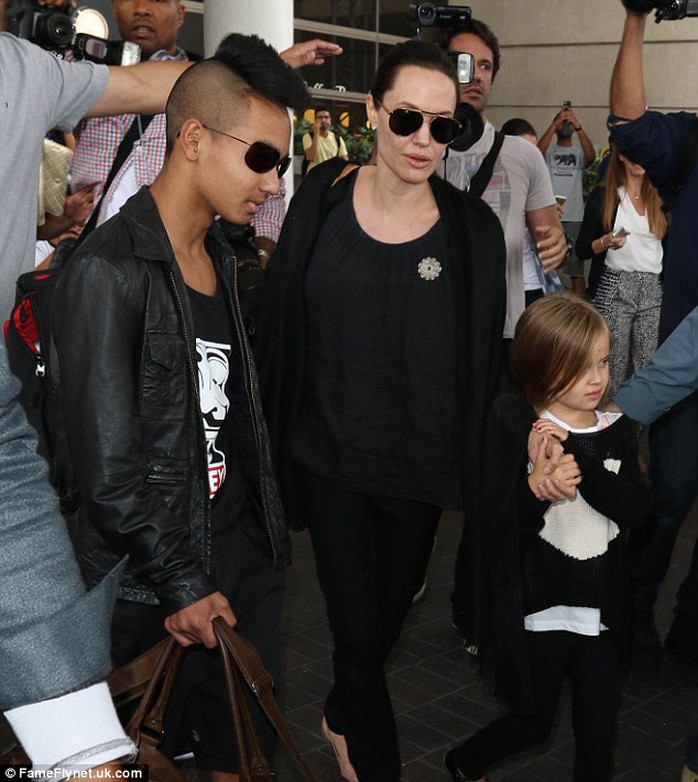 Angelina Jolie và con trai Maddox
