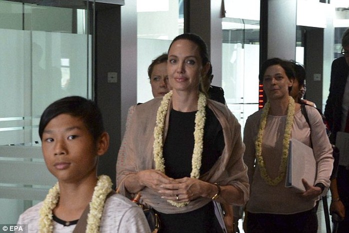 Trước đó, Angelina đã gặp các quan chức Myanmar