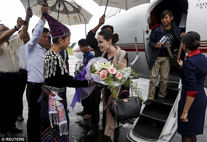 Angelina Jolie và Pax Thiên được chào đón tại bang Kachin