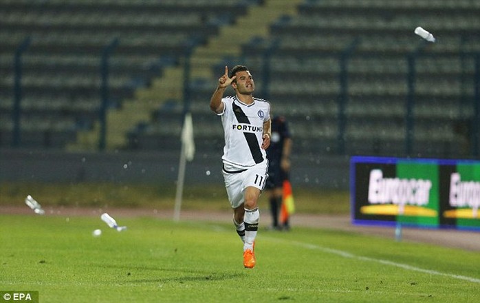 Một cầu thủ của Legia chạy thoát thân trước sự tấn công của các CĐV đội chủ nhà