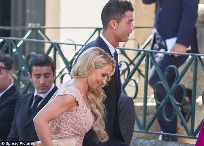 Ronaldo đến dự đám cưới  ông Mendes