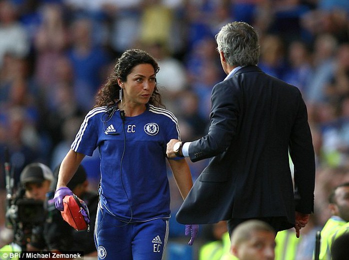 Mặc cho HLV Mourinho tức giận, nữ bác sĩ Carneiro đã hoàn thành nhiệm vụ của mình