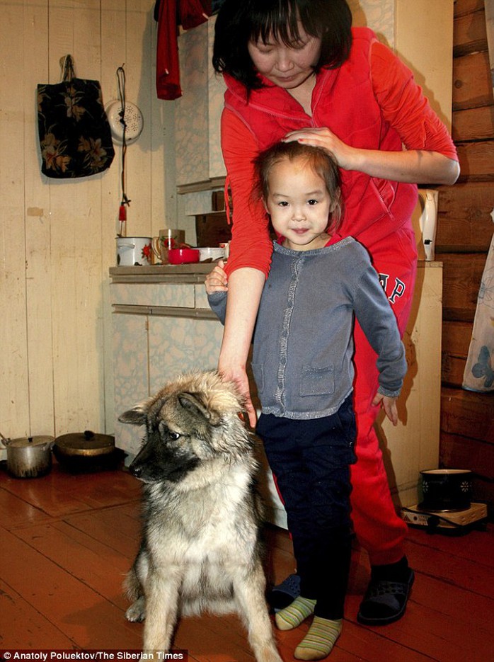 Mẹ Talina và con gái Karina cùng chú chó Naida. Ảnh: Siberian Times