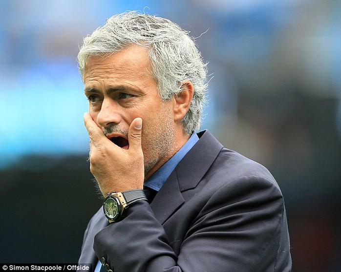 HLV Mourinho gặp nhiều khó khăn ngay đầu mùa giải