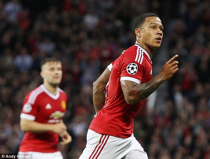 Depay tỏa sáng trong màu áo M.U