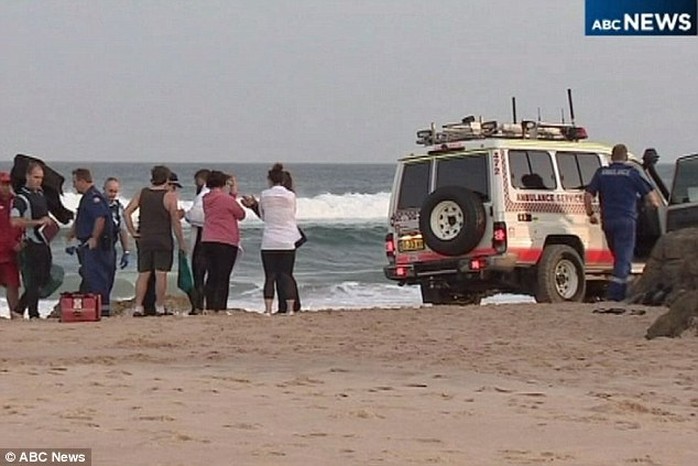 Người đàn ông được sơ cứu trên bãi biển trước khi đưa đi bệnh viện cấp cứu