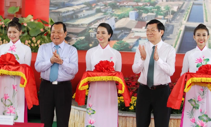Chủ tịch nước Trương Tấn Sang cùng ông Lê Thanh Hải Bí thư Thành ủy Thành phố cắt băng khánh thành đưa dự án vào sử dụng