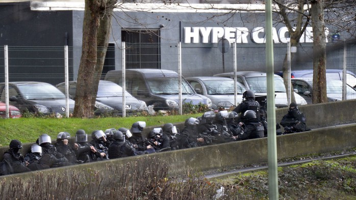 Cảnh sát bao vây tiệm tạp hóa ở thị trấn Porte de Vincennes. Ảnh: BBC