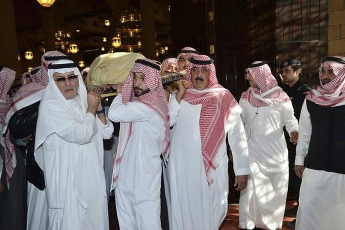 Thi thể Quốc vương Abdullah được mang tới thánh đường Imam Turki Bin Abdullah Grand ở thủ đô Riyadh. Ảnh: Saudi Press Agency