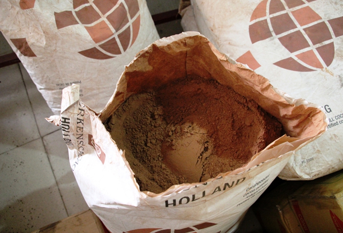 Nguyên liệu ca cao để sản xuất chocolate.