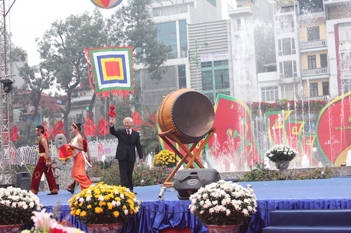 Tổng bí thư đánh trống khai mạc