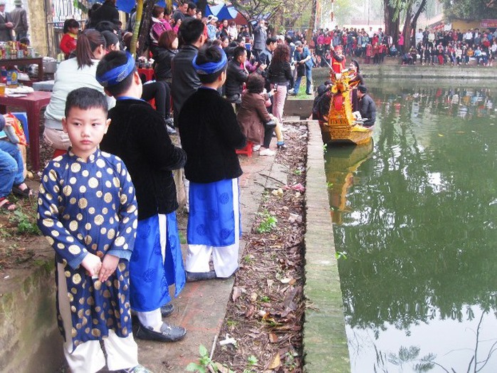 Khá đông du khách đến thưởng thức những làn điệu quan họ nặng nghĩa tình, những câu hát trao duyên thắm tình nổi tiếng vùng quê hương Kinh Bắc