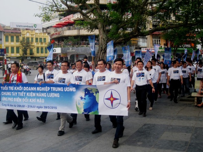 Đoàn người diễu hành quanh Hồ Gươm với băng rôn mang thông điệp kêu gọi “Chung tay tiết kiệm năng lượng, ứng phó biến đổi khí hậu”