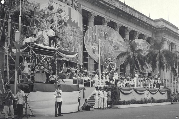 Ngày 16-9-1963, ông Lý công bố việc sáp nhập thành công vào Liên bang Malaya, kết thúc 144 năm thống trị của Anh. Ảnh: AP