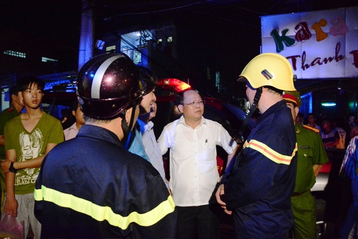 Ông Tất Thành Cang, Phó Chủ tịch UBND TP HCM đang chỉ đạo dập tắt đám cháy. 