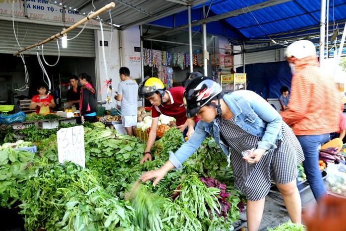 10 ngàn đồng 3 bó rau. Những ki ốt dưới chân khu chung cư bán giá khá phải chăng