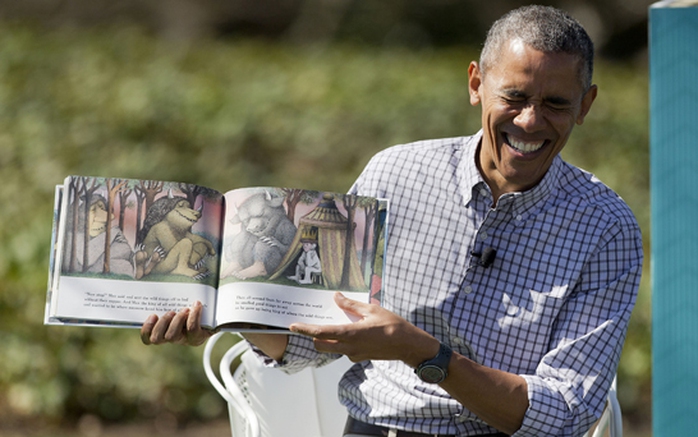 Tổng thống Obama kể chuyện cho lũ trẻ ở Nhà Trắng. Ảnh: Telegraph