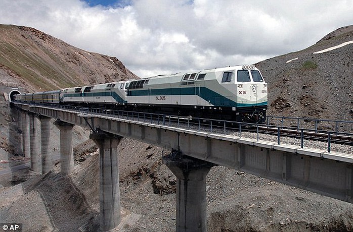 Một đoàn tàu chạy dọc theo tuyến đường sắt Thanh Hải - Tây Tạng hướng Lhasa - thủ phủ của khu tự trị Tây Tạng. Ảnh: AP
