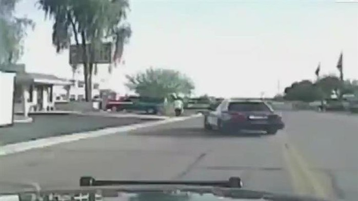 Sĩ quan cảnh sát Michael Rapiejko lao thẳng chiếc xe tuần tra của mình vào ông Valencia. Ảnh: Press TV
