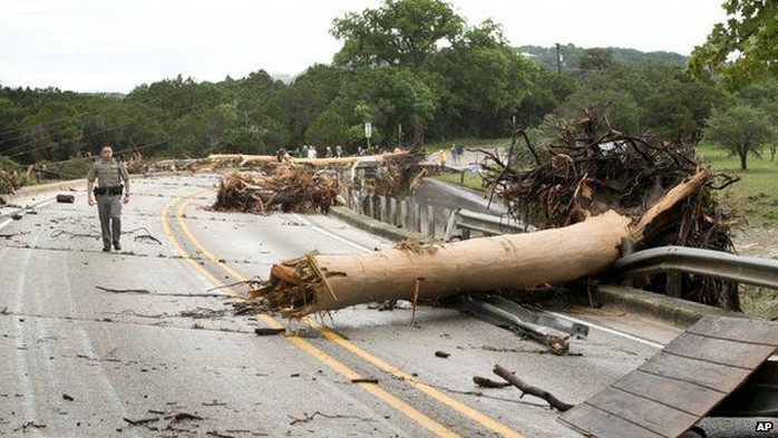 Bang Texas bị ảnh hưởng nặng nhất sau các trận mưa kéo dài khiến sông vỡ bờ. Ảnh: AP