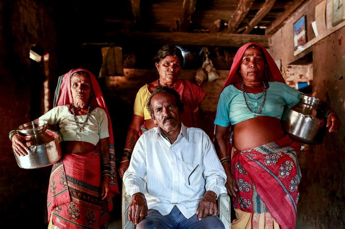 Ông Bhagat và 3 bà vợ Sakhri, Tuki, Bhaagi (từ trái qua). Ảnh: Reuters