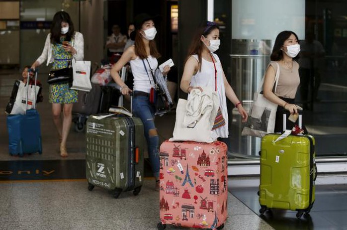 Ngày càng nhiều người dân Hàn Quốc ra đường phải mang khẩu trang. Ảnh: Reuters