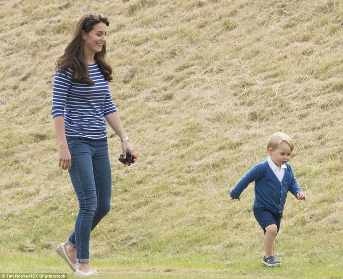 Công nương Kate chơi cùng Hoàng tử bé tại sân Polo. Ảnh: REX