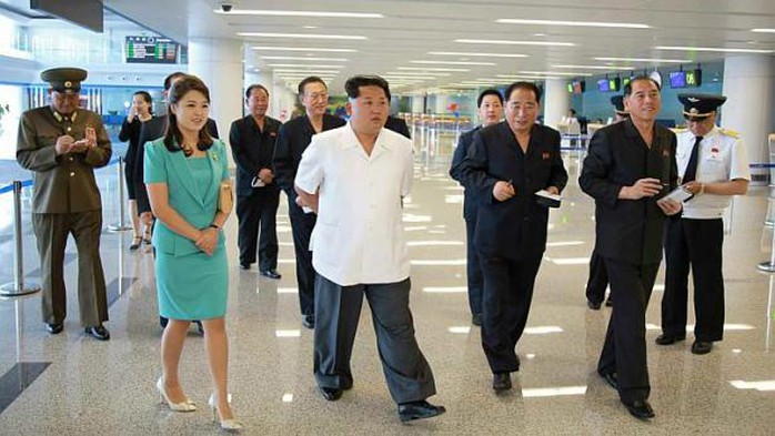Lãnh đạo Kim Jong-un thị sát nhà ga số 2 của Sân bay Quốc tế Bình Nhưỡng cùng phu nhân Ri Sol-ju. Ảnh: EPA