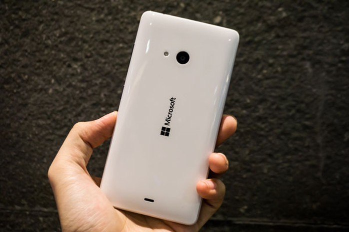 Lumia 540 sử dụng kiểu vỏ nhựa bóng thay vì kiểu nhựa nhám như trước đây