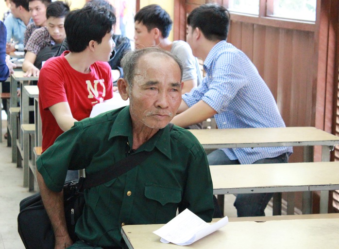 Th&iacute; sinh L&ecirc; Tuấn Anh trong ph&ograve;ng l&agrave;m thủ tục dự thi