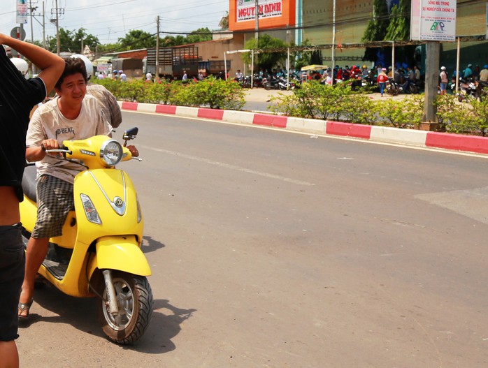 Em trai ruột của bà Ánh Nga (nữ chủ nhân căn biệt thự) vừa chạy xe máy vừa khóc