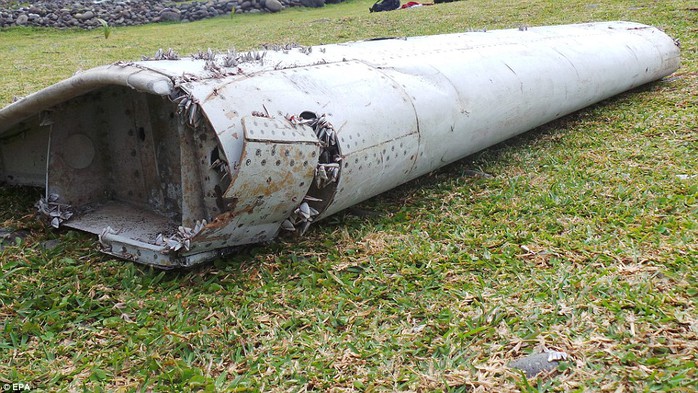 Mảnh cánh phụ tìm thấy ngày 29-7 ở đảo Reunion. Ảnh: EPA