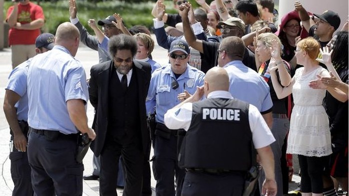 Nhà hoạt động dân quyền Cornel West bị cảnh sát bắt. Ảnh: BBC