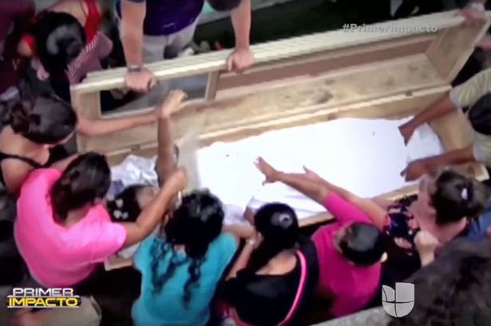 Gia đình phá mộ đưa Perez lên mặt đất... Ảnh: Youtube
