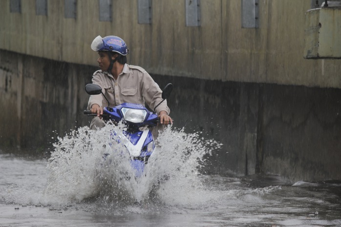 Nước ngập sâu hơn nửa bánh xe làm nhiều người cảm thấy ngán ngẫm. Ảnh: Chiến Quốc