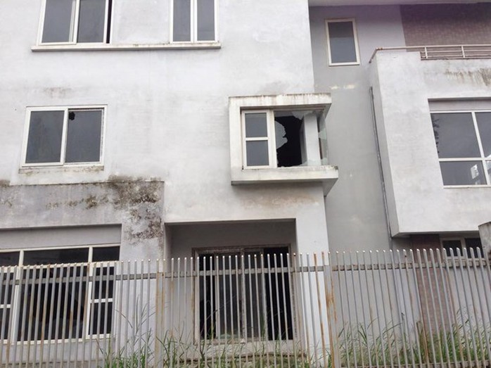 Tường nhà đã ố mốc, xuống cấp nghiêm trọng, bên trong cỏ mọc lút đầu