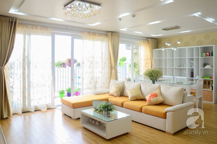 Tiếp đến là phòng sinh hoạt chung gồm phòng khách, bếp và ăn được thiết kế trong cùng 1 không gian.