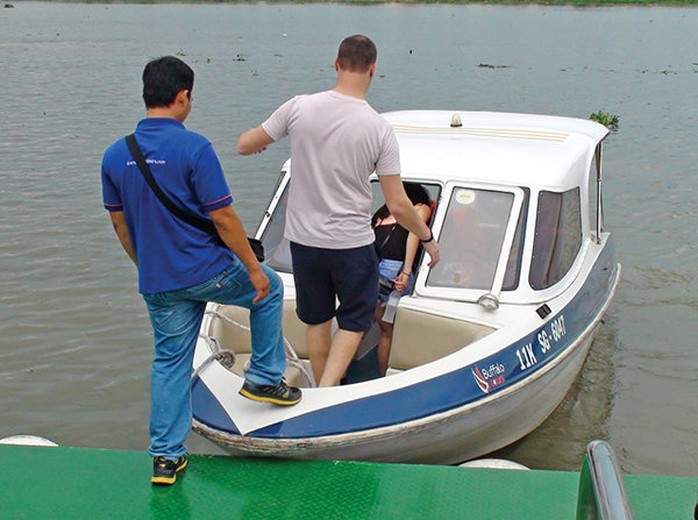 Lên canô du ngoạn sông Sài Gòn - Ảnh: H.K.