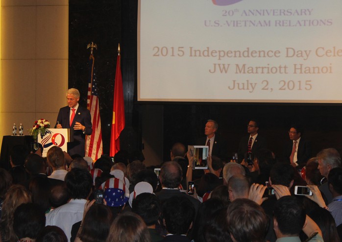 Cựu tổng thống Mỹ Bill Clinton phát biểu tại lễ chào mừng 20 năm bình thường hóa quan hệ ngoại giao giữa Việt Nam - Mỹ
